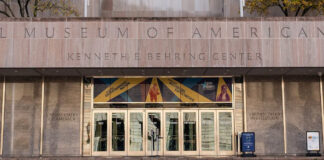 Trump coloca advertencias de “sesgo ideológico” en accesos al Smithsonian Museum Trump coloca advertencias de "sesgo ideológico" en accesos al Smithsonian Museum