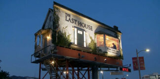 Netflix promociona “The Last House” con un hombre encerrado en valla publicitaria Netflix promociona "The Last House" con un hombre encerrado en valla publicitaria