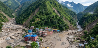 China evacúa zonas del Tíbet; riesgo de ruptura de lago formado tras inundaciones en Nepal China evacúa zonas del Tíbet; riesgo de ruptura de lago formado tras inundaciones en Nepal