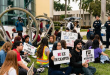 Frenan castigo a estudiantes que protestaron contra ICE en la Universidad Internacional de Florida Frenan castigo a estudiantes que protestaron contra ICE en la Universidad Internacional de Florida