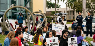 Frenan castigo a estudiantes que protestaron contra ICE en la Universidad Internacional de Florida Frenan castigo a estudiantes que protestaron contra ICE en la Universidad Internacional de Florida