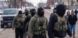 ICE equipará a miles de agentes con guantes capaces de dar descargas eléctricas ICE equipará a miles de agentes con guantes capaces de dar descargas eléctricas