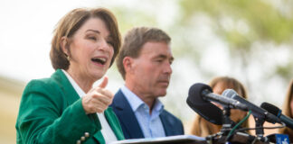 Klobuchar propone crédito para afrontar el aumento de las primas de atención médica Klobuchar propone crédito para afrontar el aumento de las primas de atención médica