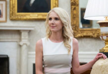 “Eres lo único que me importa”, le dice en una nota Natalie Harp, la asistente de Trump "Eres lo único que me importa", le dice en una nota Natalie Harp, la asistente de Trump
