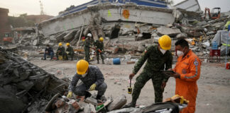 Colombia sigue buscando bajo los escombros; hay pocas esperanzas de hallar sobrevivientes Colombia remueve los escombros que dejó el terremoto; hay pocas esperanzas de hallar sobrevivientes