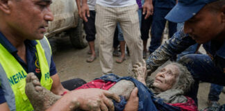 Más de 13 mil agentes participan en labores de rescate de personas sepultadas por lodo en Nepal Más de 13 mil agentes participan en labores de rescate de personas sepultadas por lodo en Nepal