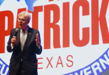 Dan Patrick propone sanciones a escuelas que tengan libros “vulgares” en sus bibliotecas Dan Patrick propone sanciones a escuelas que tengan libros “vulgares” en sus bibliotecas
