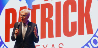 Dan Patrick propone sanciones a escuelas que tengan libros “vulgares” en sus bibliotecas Dan Patrick propone sanciones a escuelas que tengan libros “vulgares” en sus bibliotecas