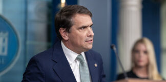 Fiscal general interino de EEUU retira polémico fondo que compensaba a seguidores de Trump Fiscal general interino de EEUU retira polémico fondo para compensar a seguidores de Trump