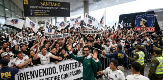 Vozinha desata locura de aficionados en su llegada a Chile para firmar con Colo Colo Vozinha desata locura de aficionados en su llegada a Chile para firmar con Colo Colo