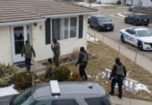 “Teníamos silbatos, ellos tenían armas”: Informe de AI documenta violaciones de ICE "Teníamos silbatos, ellos tenían armas": Informe de AI documenta violaciones de ICE