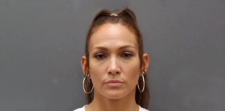 Una mujer arrestada por robo en Minnesota se viraliza por su enorme parecido con J-Lo La doble de Jennifer Lopez es arrestada por presunto robo; su foto policial se vuelve viral