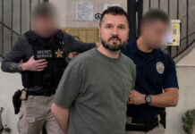 Arrestan a un exlocutor en Los Ángeles; es acusado de amenazar de muerte a Trump Arrestan a un exlocutor en Los Ángeles; es acusado de amenazar de muerte a Trump