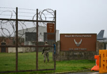 Arrestan a 5 hombres por sospecha de terrorismo cerca de base británica de Fairford Arrestan a 5 hombres por sospecha de terrorismo cerca de base británica de Fairford