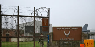 Arrestan a 5 hombres por sospecha de terrorismo cerca de base británica de Fairford Arrestan a 5 hombres por sospecha de terrorismo cerca de base británica de Fairford