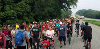EEUU advierte a caravana migrante que intenta cruzar de Honduras a Guatemala EEUU advierte a caravana migrante que intenta cruzar de Honduras a Guatemala