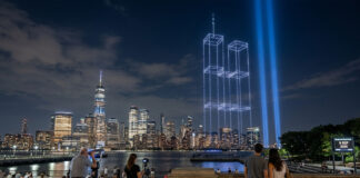 Recrean las Torres Gemelas en Nueva York con miles de drones, en homenaje a víctimas del 11-S Recrean las Torres Gemelas en Nueva York con miles de drones, en homenaje a víctimas del 11-S