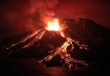 El volcán Anak Krakatoa entra en erupción; cierran aeropuertos de Indonesia El volcán Anak Krakatoa entra en erupción; cierran aeropuertos de Indonesia