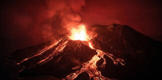 El volcán Anak Krakatoa entra en erupción; cierran aeropuertos de Indonesia El volcán Anak Krakatoa entra en erupción; cierran aeropuertos de Indonesia