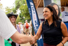 Klobuchar y Demuth recorren la Feria Estatal de Minnesota en campaña para la gobernatura Klobuchar y Demuth recorren la Feria Estatal de Minnesota en campaña para la gobernatura