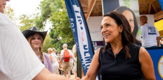 Klobuchar y Demuth recorren la Feria Estatal de Minnesota en campaña para la gobernatura Klobuchar y Demuth recorren la Feria Estatal de Minnesota en campaña para la gobernatura