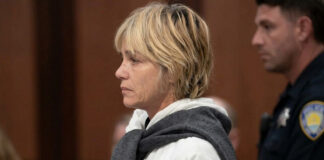 Arrestan a Selma Blair por causar disturbios en un vuelo, morder a azafata y golpear a policía Arrestan a Selma Blair por causar disturbios en un vuelo, morder a azafata y golpear a policía