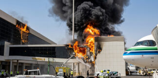 Reportan 12 muertos en aeropuerto de Riad tras presunto ataque de hutíes rebeldes Reportan 12 muertos en aeropuerto de Riad tras presunto ataque de hutíes rebeldes