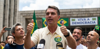 Bolsonaro no supera la barrera del 50% pero lleva la delantera en Brasil Bolsonaro no supera la barrera del 50% pero lleva la delantera en Brasil