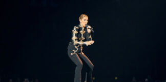 Celine Dion se cae durante uno de sus shows pero se reincorporó con mucha elegancia Celine Dion se cae durante uno de sus shows pero se reincorporó con mucha elegancia
