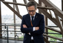Director de la Torre Eiffel dimitirá por excluir al personal femenino durante visita de grupo hindú Director de la Torre Eiffel dimitirá por excluir al personal femenino durante visita de grupo hindú