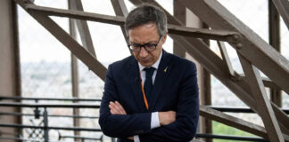 Director de la Torre Eiffel dimitirá por excluir al personal femenino durante visita de grupo hindú Director de la Torre Eiffel dimitirá por excluir al personal femenino durante visita de grupo hindú