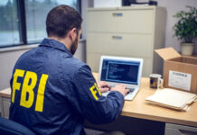 Exempleados del FBI que investigaban a Trump demandan al director por despido “ilegal” Exempleados del FBI que investigaban a Trump demandan al director por despido "ilegal"