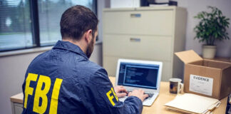 Exempleados del FBI que investigaban a Trump demandan al director por despido “ilegal” Exempleados del FBI que investigaban a Trump demandan al director por despido "ilegal"
