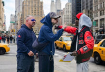 Harry Styles protagoniza acalorada discusión con un cazador de autógrafos en NY Harry Styles protagoniza acalorada discusión con un cazador de autógrafos en NY