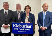Klobuchar y Demuth destacan planes de seguridad pública ante la violencia en las Twin Cities Klobuchar y Demuth destacan planes de seguridad pública ante la violencia en las Twin Cities