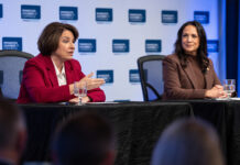 Durante el debate para la gobernación, Klobuchar se distancia del gobernador Tim Walz Durante el debate para la gobernación, Klobuchar se distancia del gobernador Tim Walz