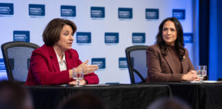 Durante el debate para la gobernación, Klobuchar se distancia del gobernador Tim Walz Durante el debate para la gobernación, Klobuchar se distancia del gobernador Tim Walz