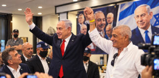 Cierran urnas en Israel; Netanyahu queda primero, pero bloque opositor tendría más escaños Cierran urnas en Israel; Netanyahu queda primero, pero bloque opositor tendría más escaños