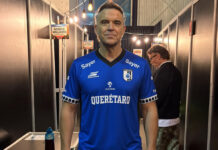 El británico Robbie Williams presume camiseta de los Gallos Blancos Querétaro El británico Robbie Williams presume camiseta de los Gallos Blancos Querétaro