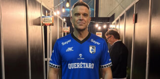 El británico Robbie Williams presume camiseta de los Gallos Blancos Querétaro El británico Robbie Williams presume camiseta de los Gallos Blancos Querétaro
