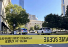 Abaten a hombre armado con pistola y cuchillo afuera de tribunal en Nashville Abaten a hombre armado con pistola y cuchillo afuera de tribunal en Nashville