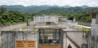 Autoridades trasladan a 100 reos de alta peligrosidad a penal de Chiapas, al sur de México Autoridades trasladan a 100 reos de alta peligrosidad a penal de Chiapas, al sur de México