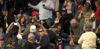 Trump llama “gordo” a mujer que protestaba en mitin en Ohio; hombres la golpean antes de expulsarla Trump llama "gordo" a manifestante en mitin en Ohio; guardias lo golpean antes de expulsarlo