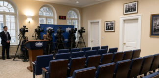 Trump insinúa que sala de prensa de la Casa Blanca podría trasladarse a otro lugar Trump insinúa que sala de prensa de la Casa Blanca podría trasladarse a otro lugar